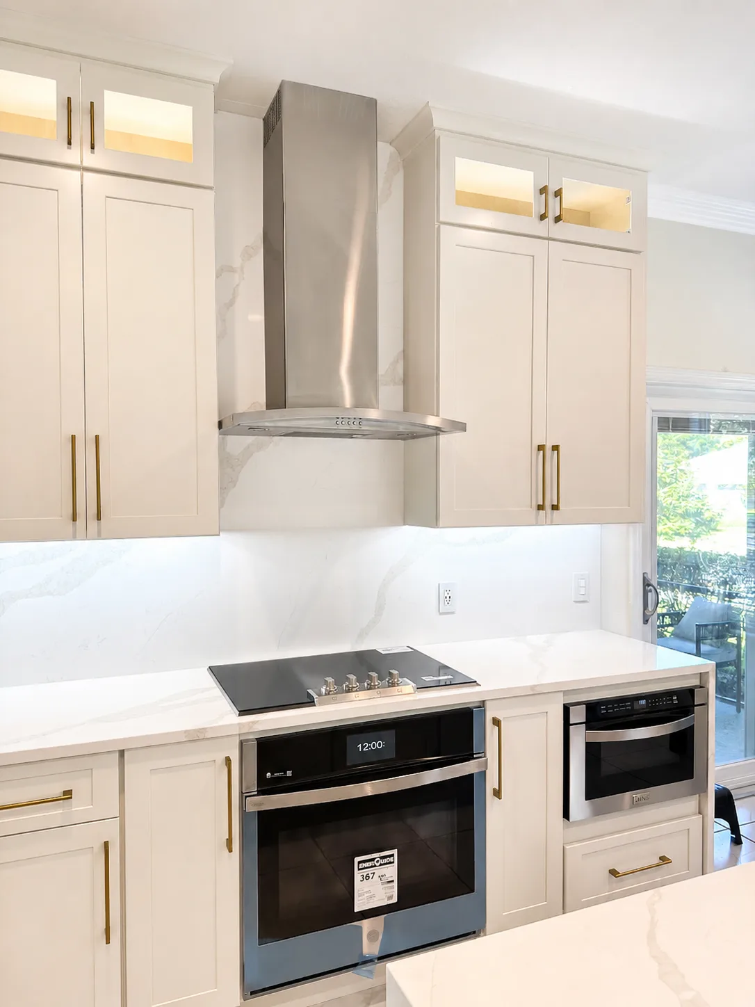 Modern kitchen cabinetry and backsplash by Remoluxe USA